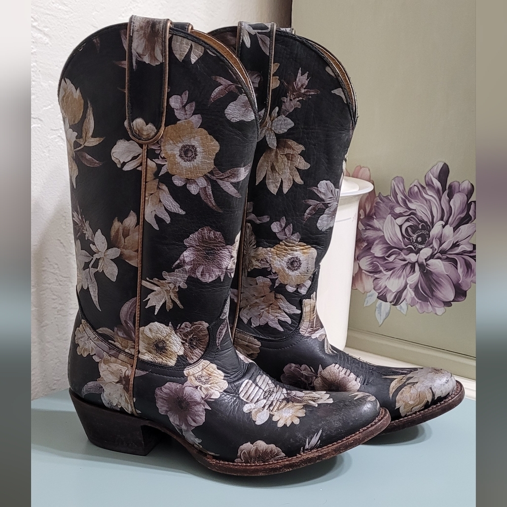 Shyanne Dark Romance Western Boots